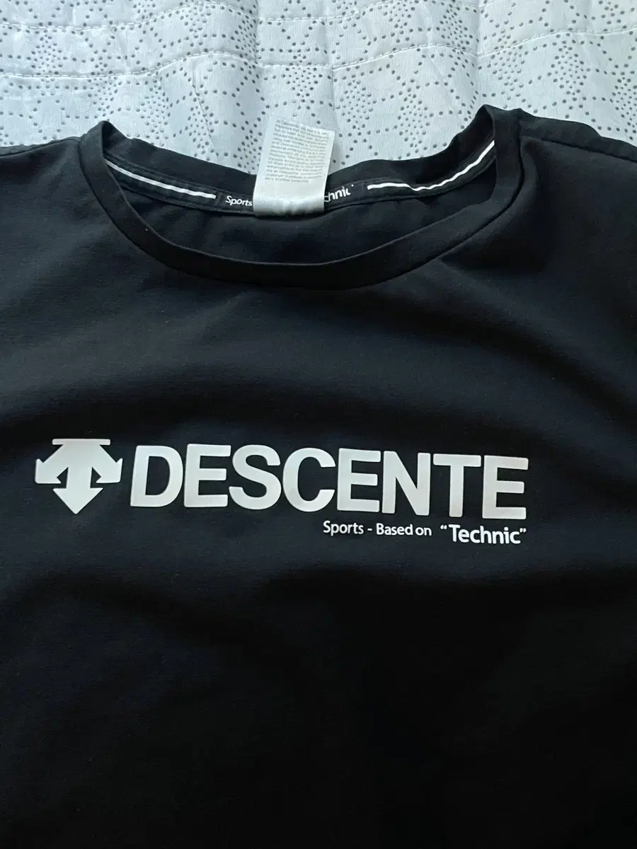 Quick sale) Descent Short Sleeve M