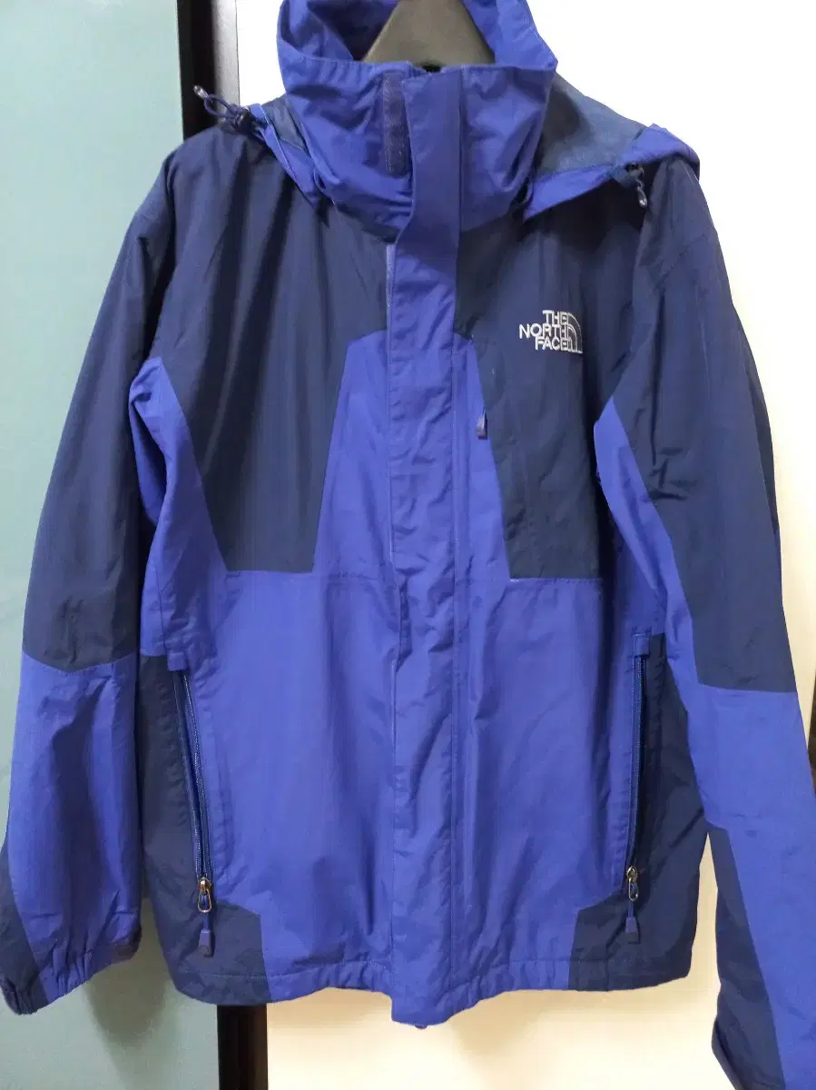 The North FaceWindbreaker