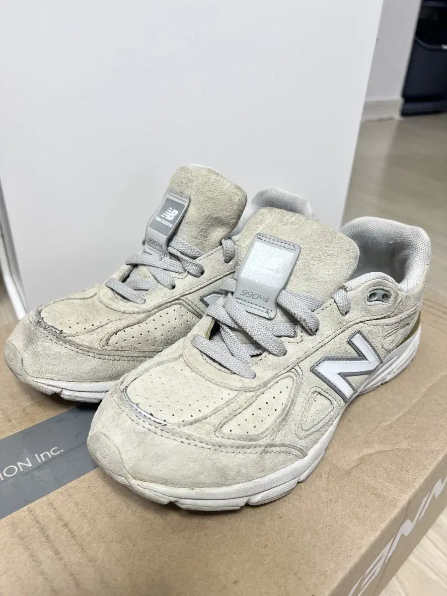 뉴발란스 990v4 아이보리