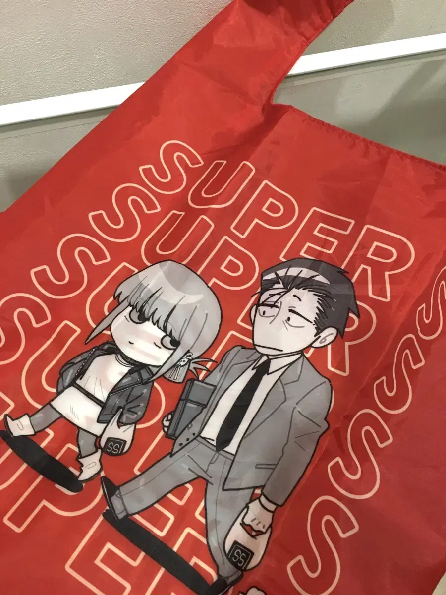 [Japan pre-order benefit] Two people smoking in the back of a super pre-order benefit echo bag