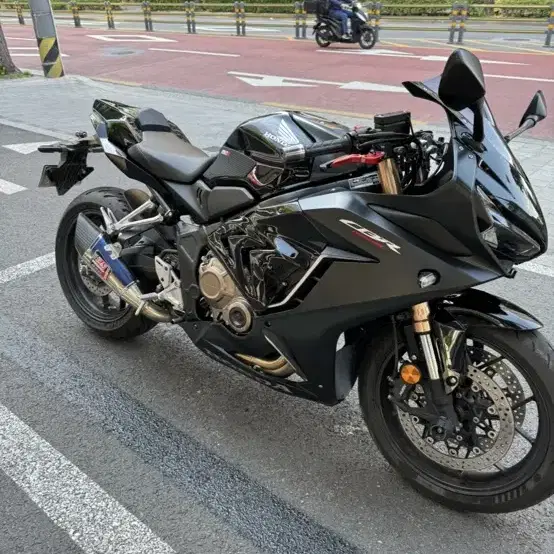 Cbr650r 21년 요시무라 풀배기 팝니다 18000km