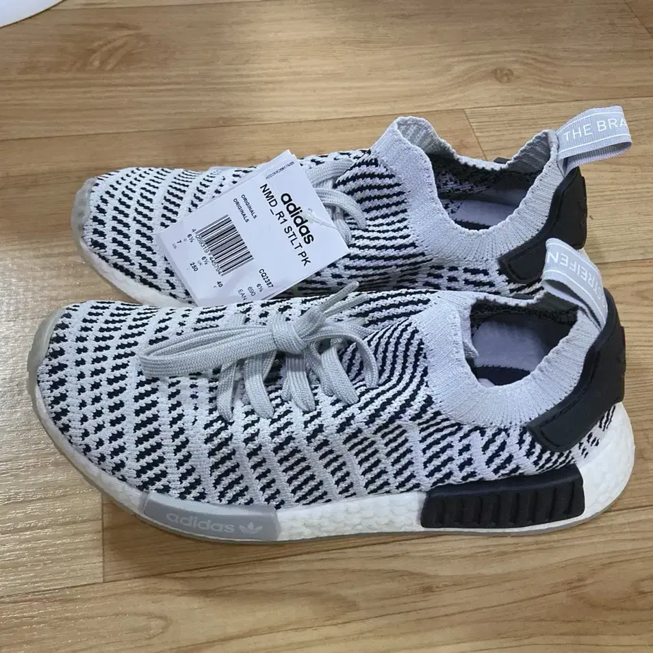 택포 ) 새제품 250 아디다스 nmd r1 운동화 팝니다