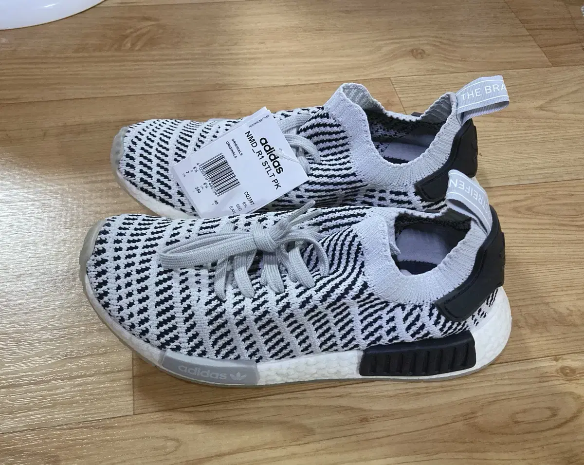 택포 ) 새제품 250 아디다스 nmd r1 운동화 팝니다