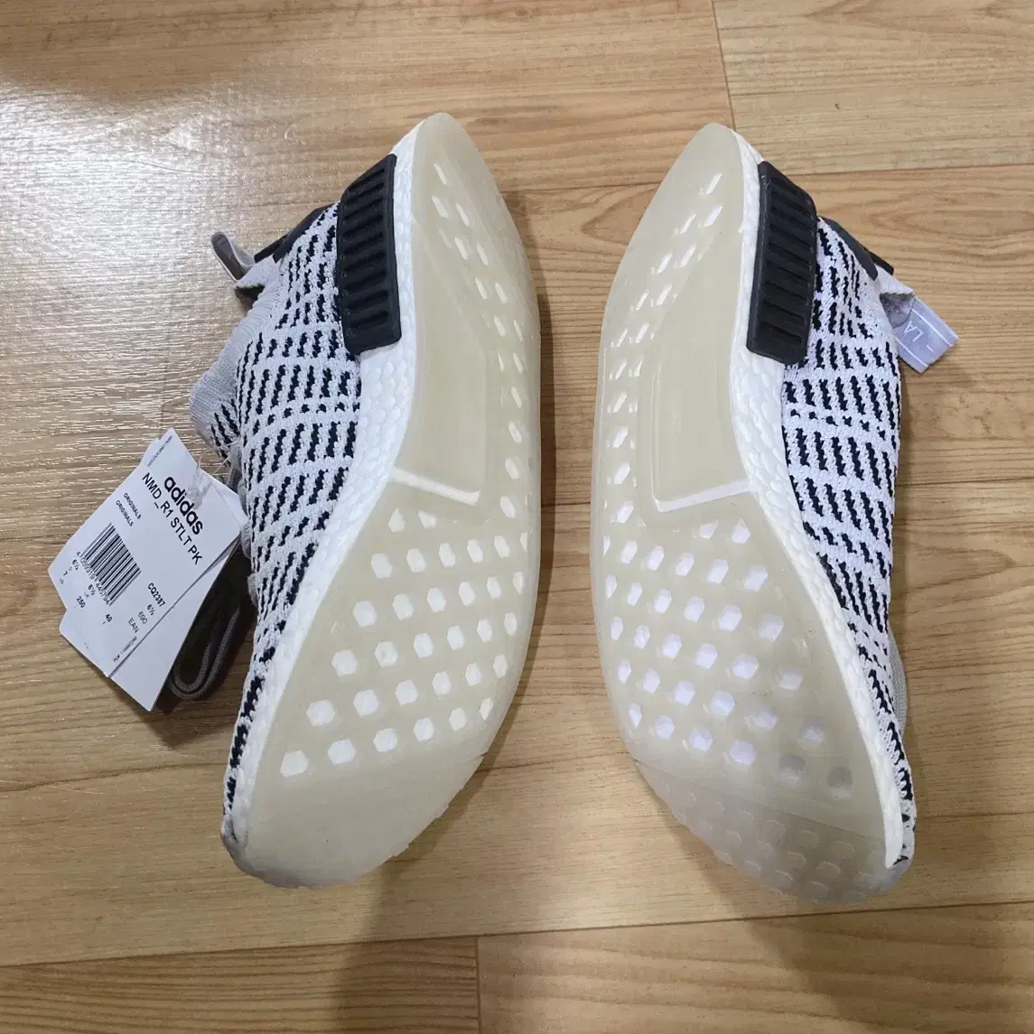 택포 ) 새제품 250 아디다스 nmd r1 운동화 팝니다