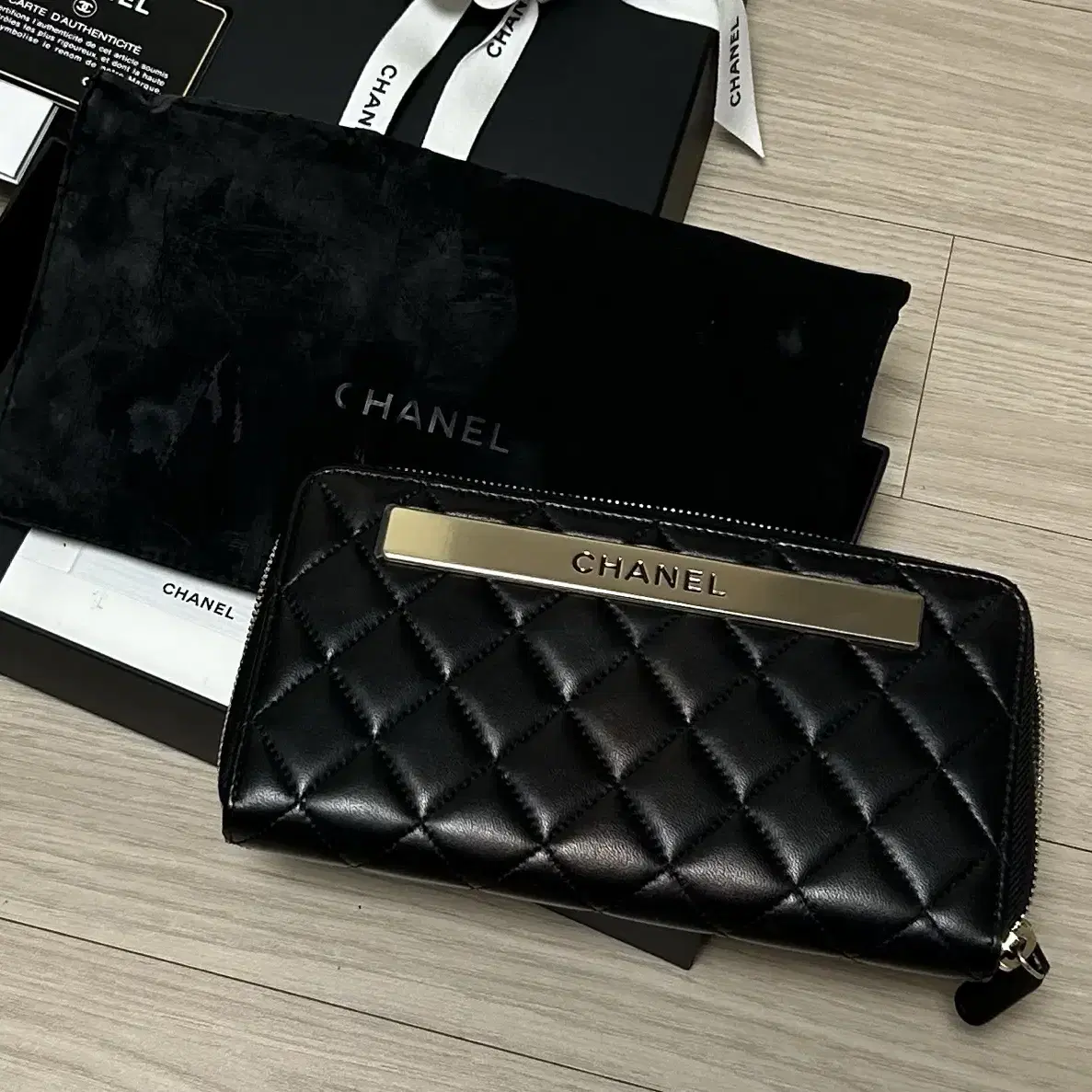 CHANEL 샤넬 마틀라세 램스킨 로고 플레이트 지퍼 지갑 블랙