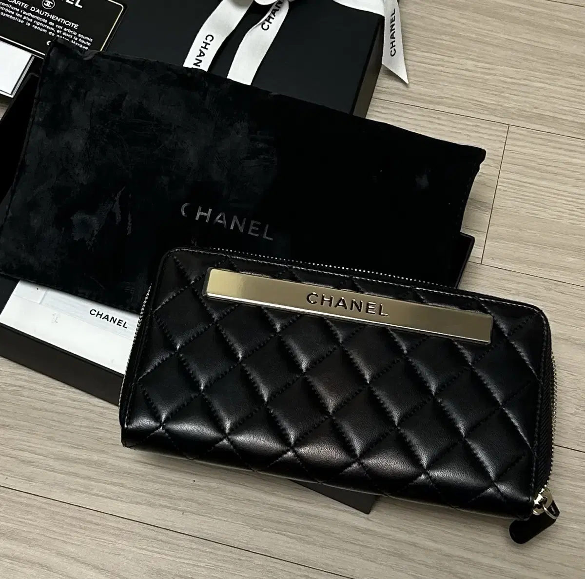 CHANEL 샤넬 마틀라세 램스킨 로고 플레이트 지퍼 지갑 블랙