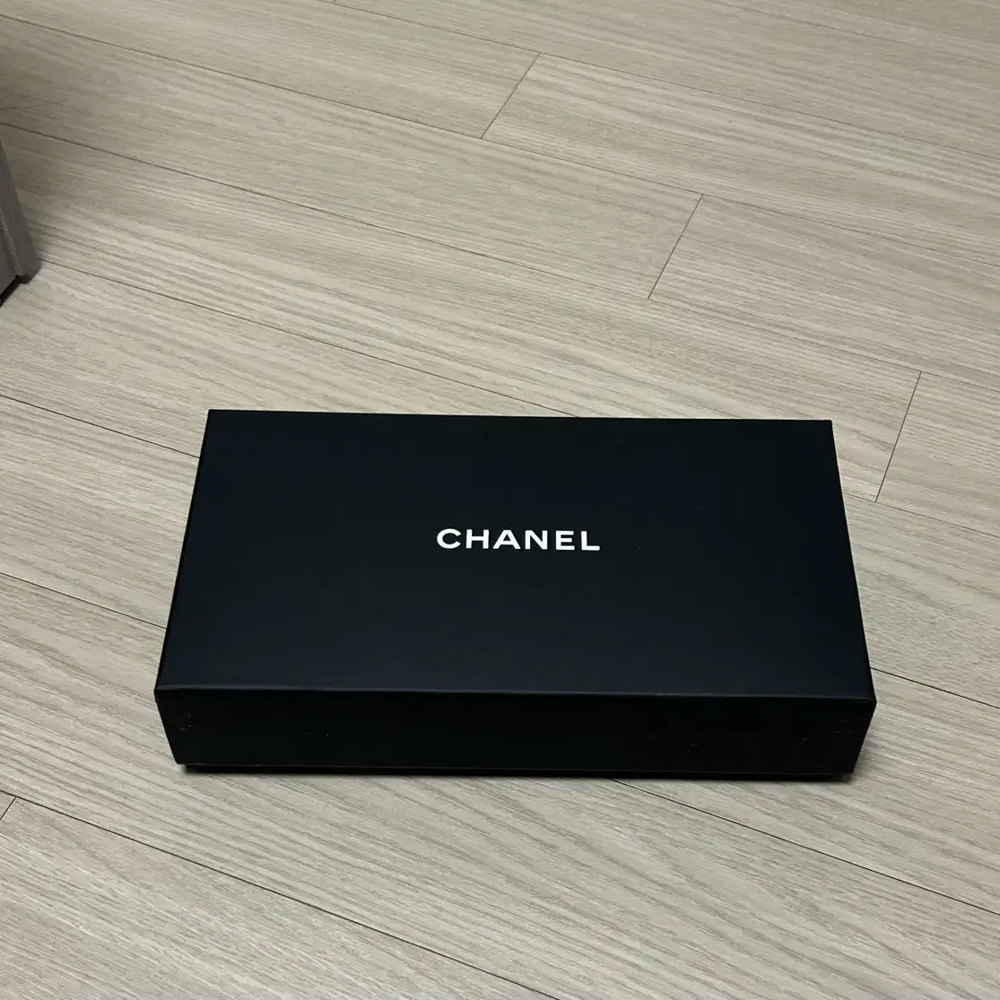 CHANEL 샤넬 마틀라세 램스킨 로고 플레이트 지퍼 지갑 블랙