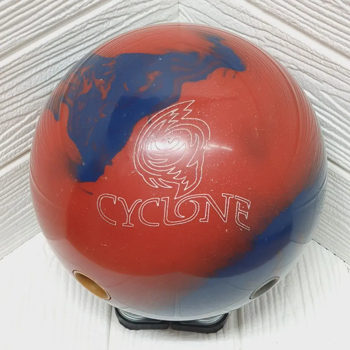 (Used Bowling Ball) Ebonite Cyclone 15P (Span 9.9cm)