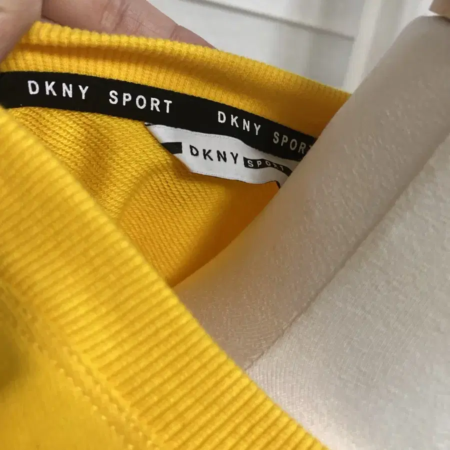 DKNY 맨투맨