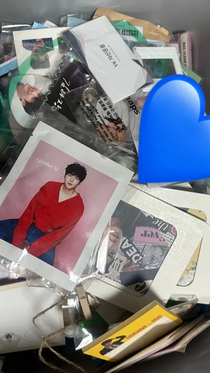 Kim Sunho's merchandise I'm selling because I'm getting rid of it.