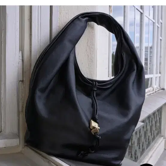 새제품)  Luv lock hobo bag(Deep sleep)