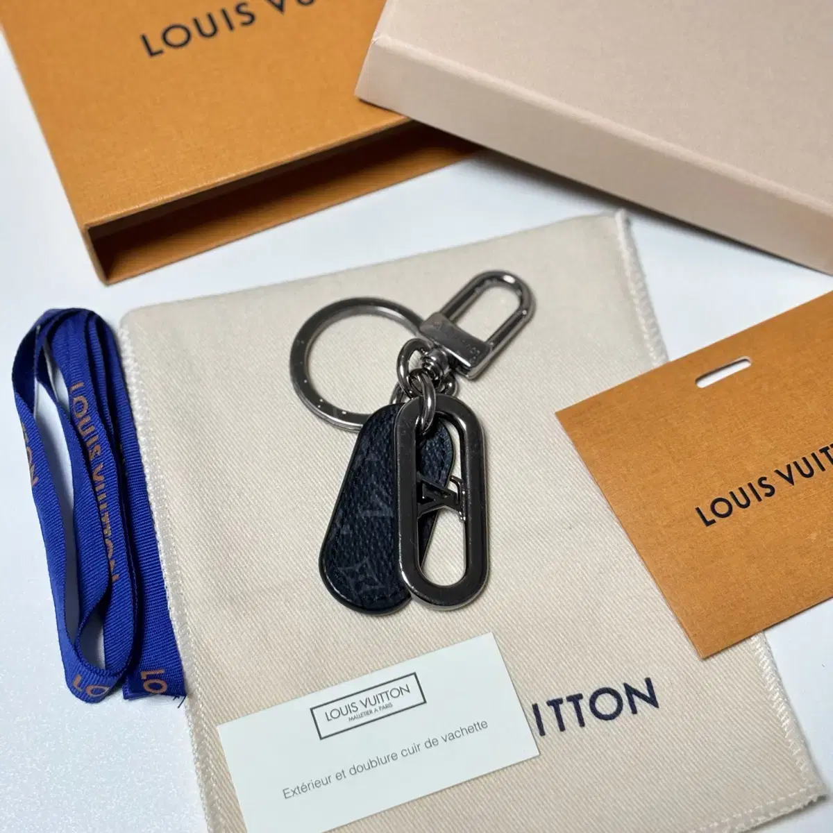 루이비통 LV 패디드 서클 백 참 키링