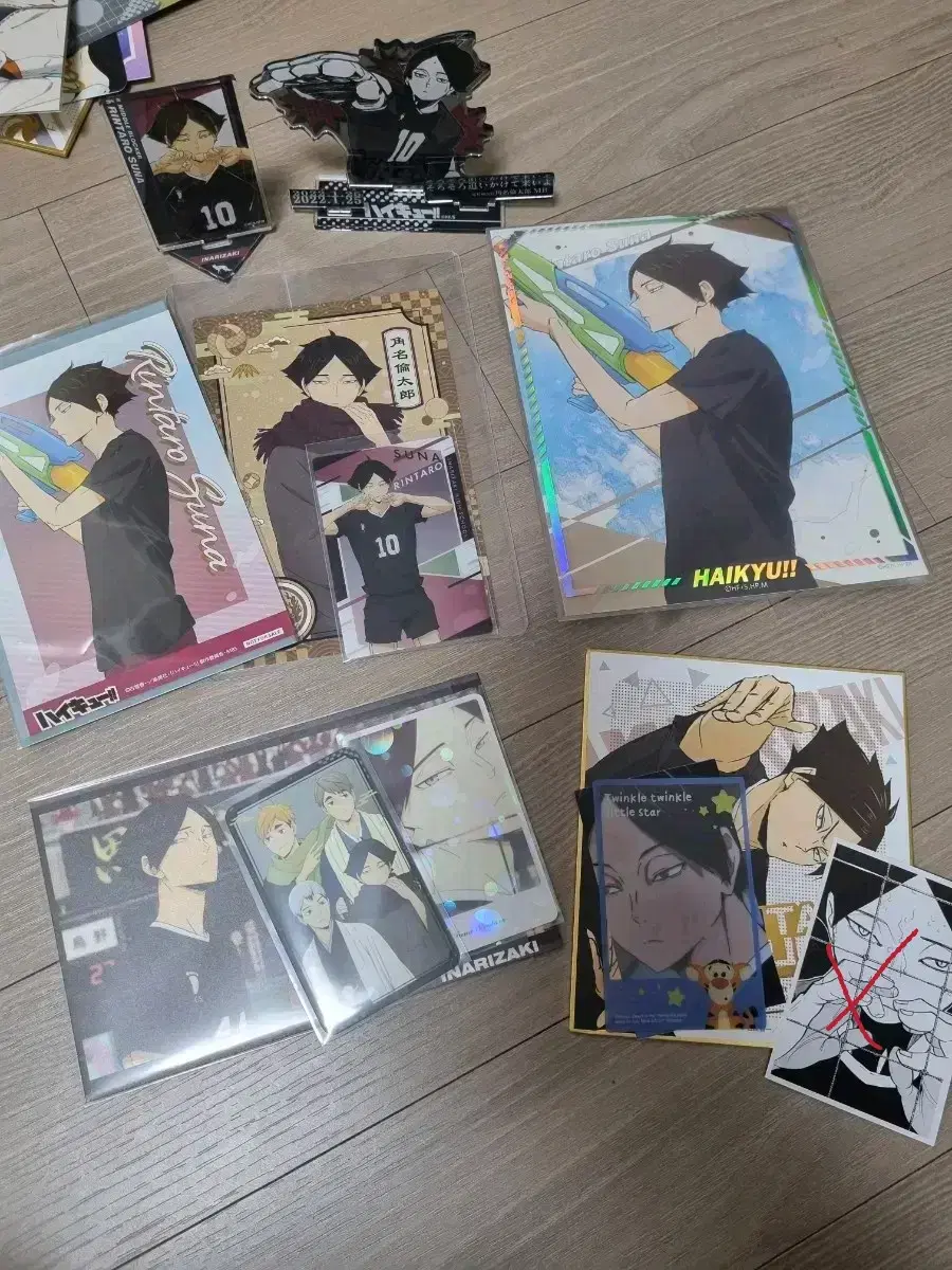 Haikyuu!!! Get rid of the merchandise!! (zuu Suna, Akaashi)