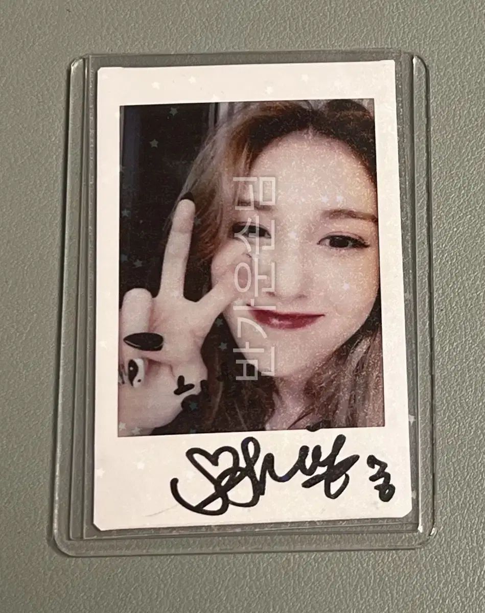 Jeon Somi's autographed polaroid.