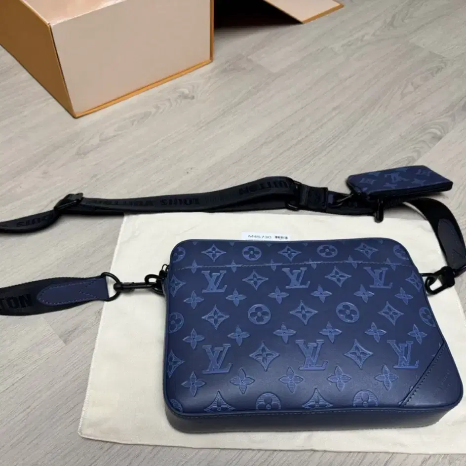 루이비통 LOUIS VUITTON 듀오 메신저 M45730(새상품 급)