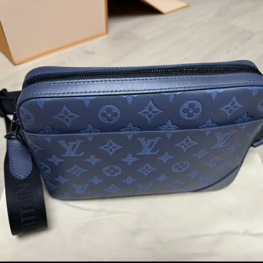 루이비통 LOUIS VUITTON 듀오 메신저 M45730(새상품 급)