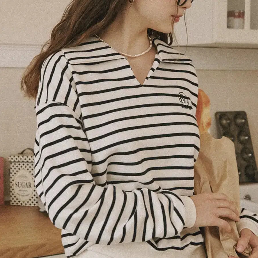 론론 STRIPE COLLAR SWEATSHIRT 팔아요(정은지,슬기착용