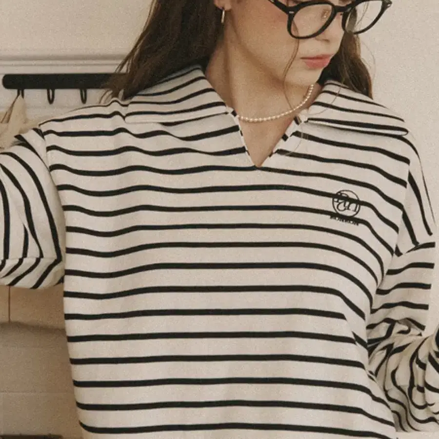 론론 STRIPE COLLAR SWEATSHIRT 팔아요(정은지,슬기착용