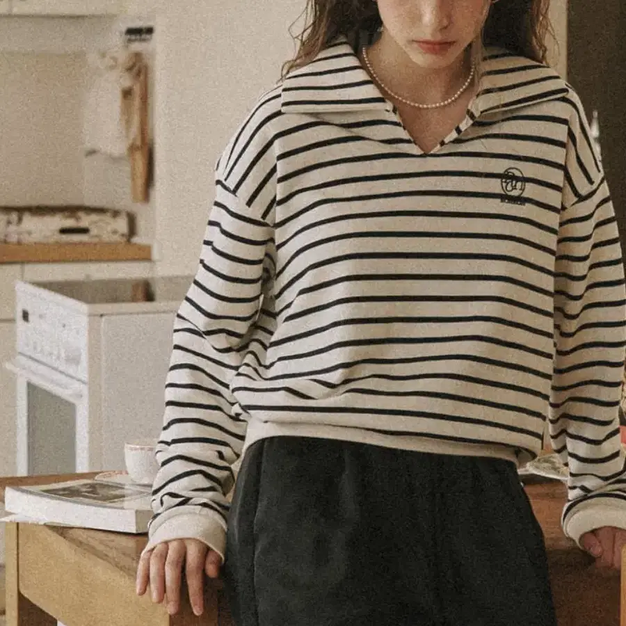 론론 STRIPE COLLAR SWEATSHIRT 팔아요(정은지,슬기착용