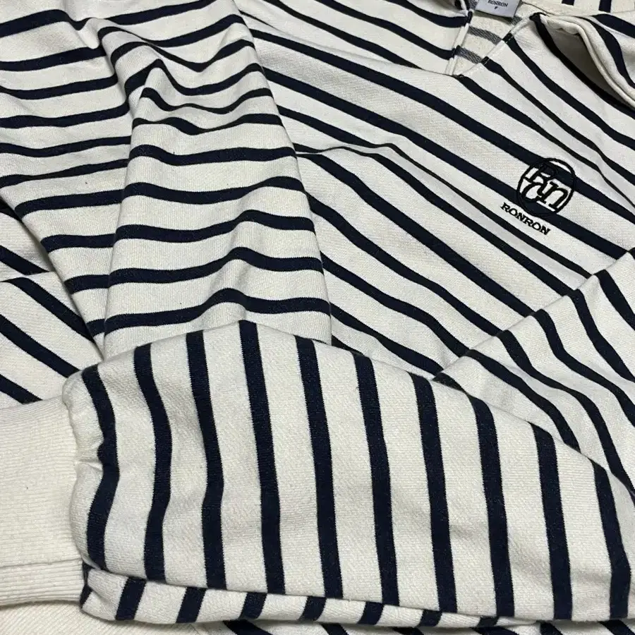 론론 STRIPE COLLAR SWEATSHIRT 팔아요(정은지,슬기착용