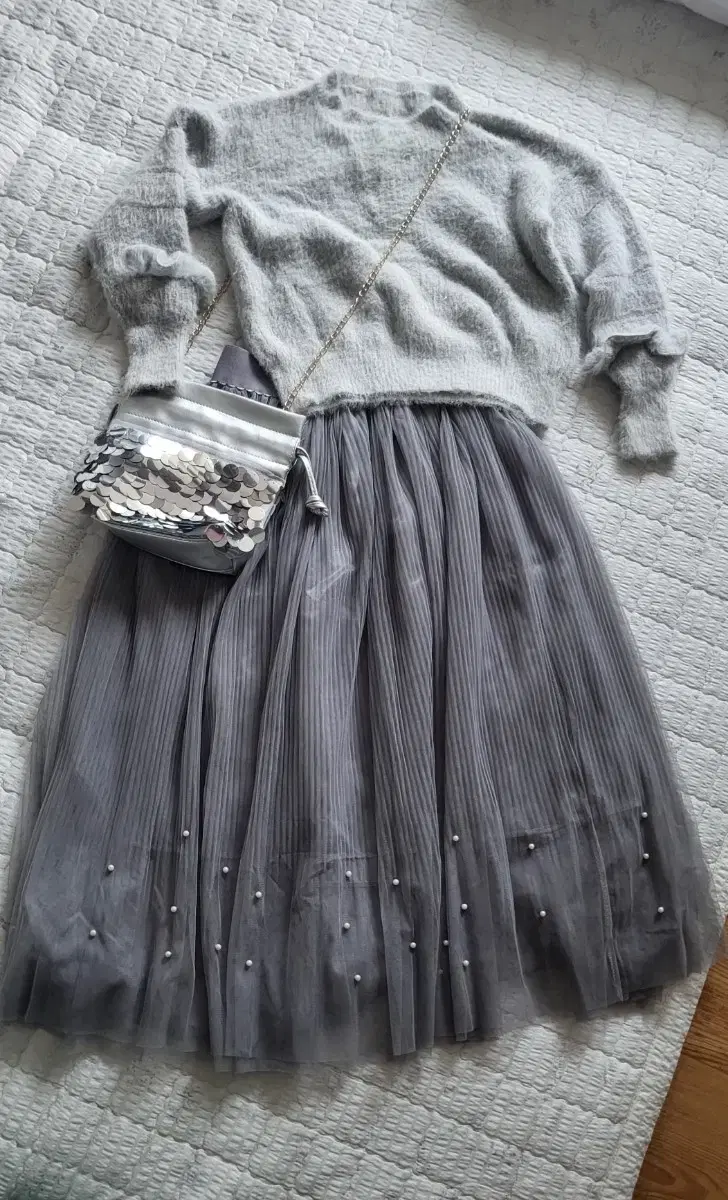 Jin gray chiffon2-piece skirt setSilver sequin film chain bag