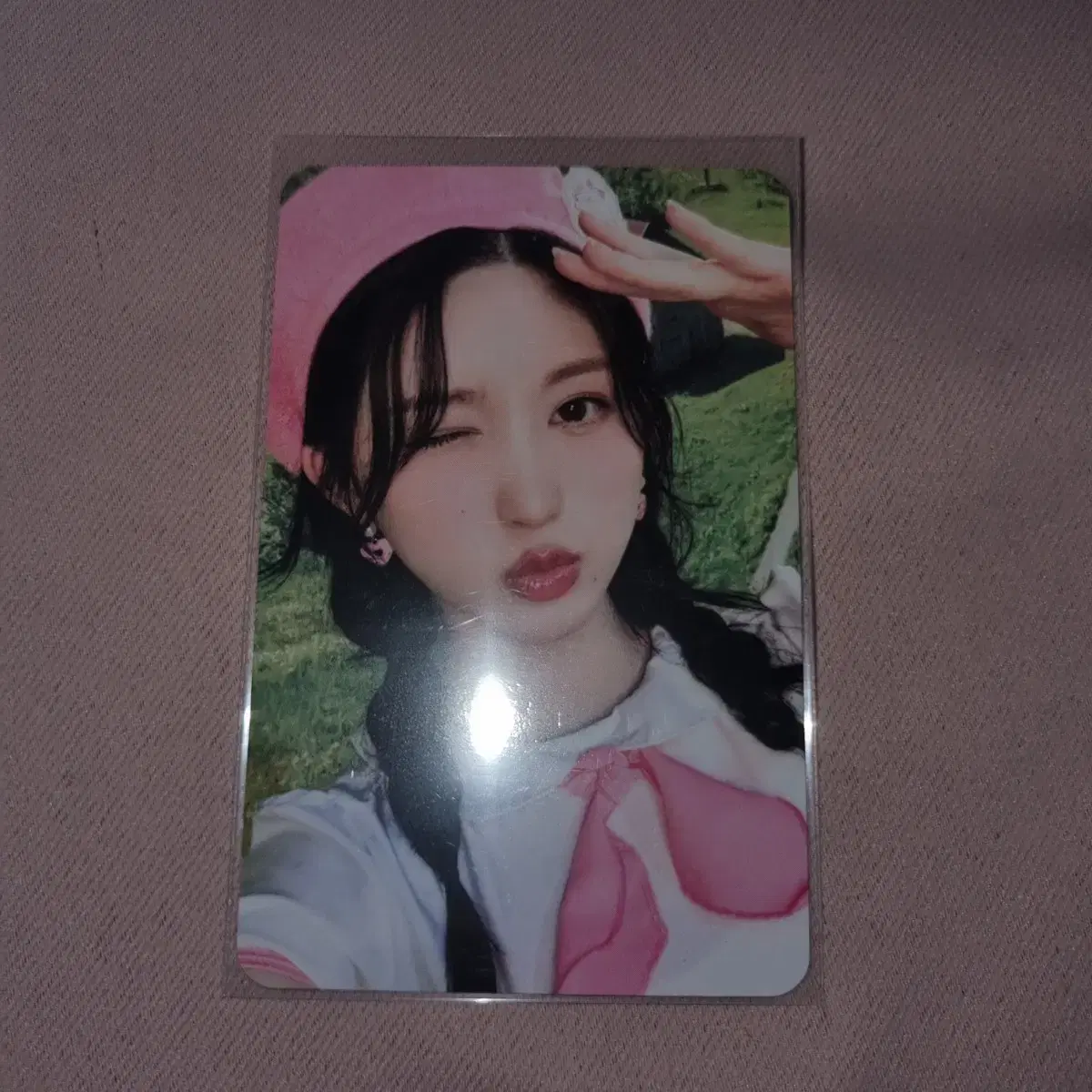 ive gaeul sells photo kards from 3 dives.