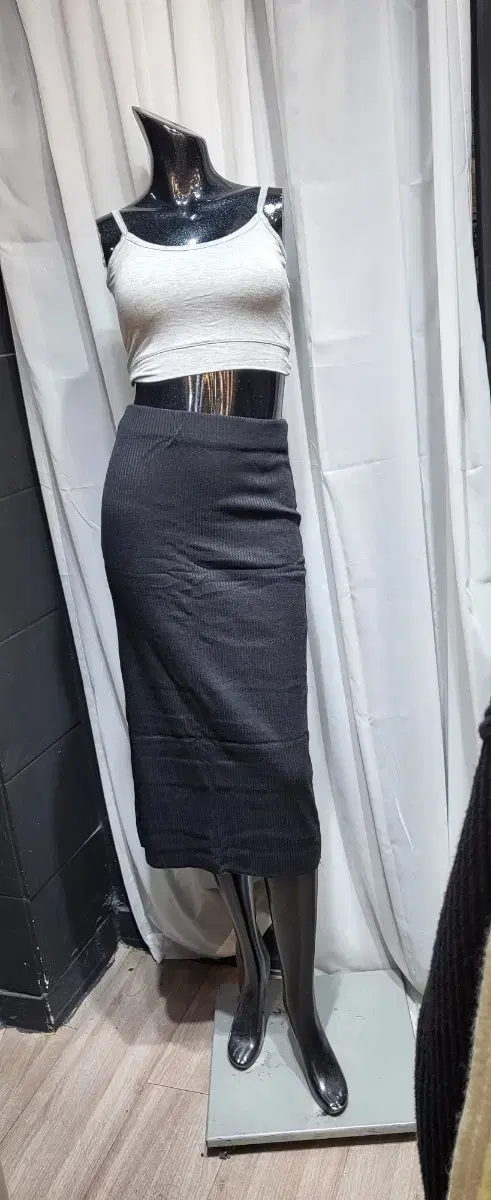 Long skirt in slim black with incognito banding and ribbed hems