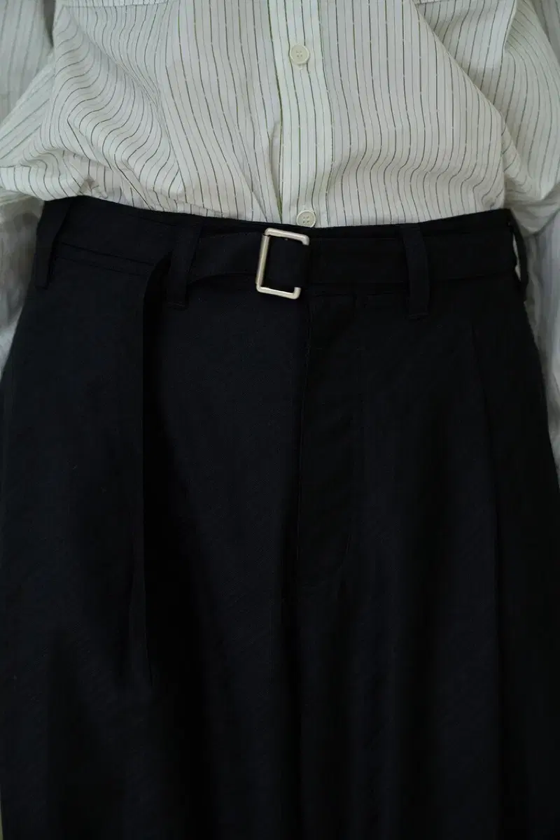 (2) Waviness Belted Two-Tuck Trousers Black Vias