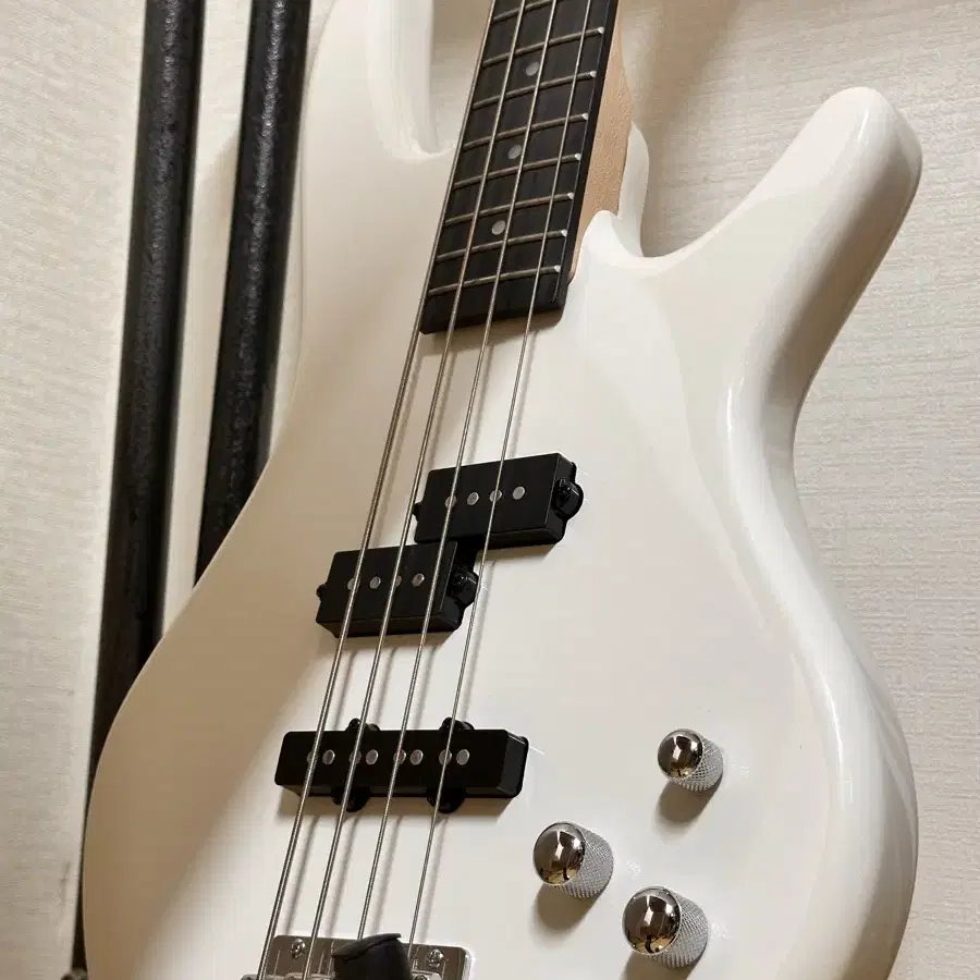 아이바네즈 Ibanez gsr 200 pearl white 입문용 베이스