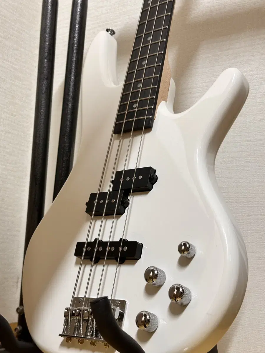 아이바네즈 Ibanez gsr 200 pearl white 입문용 베이스