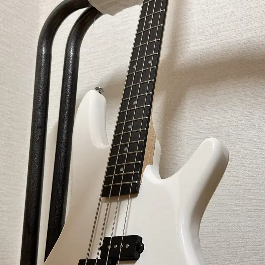 아이바네즈 Ibanez gsr 200 pearl white 입문용 베이스