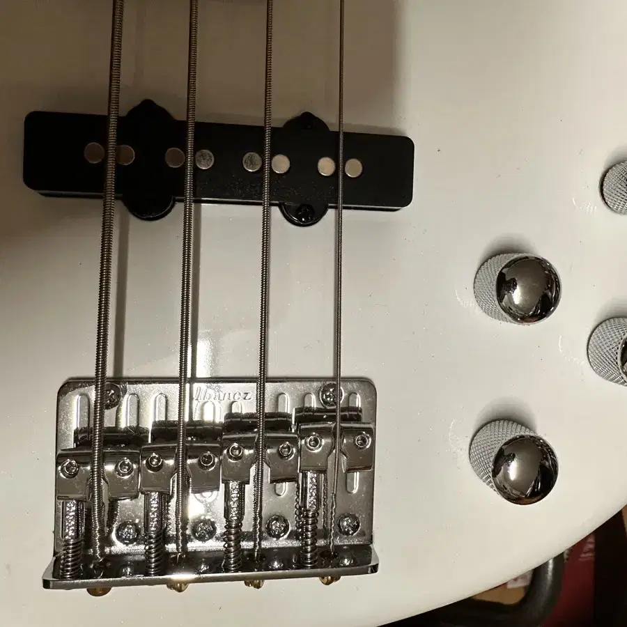 아이바네즈 Ibanez gsr 200 pearl white 입문용 베이스