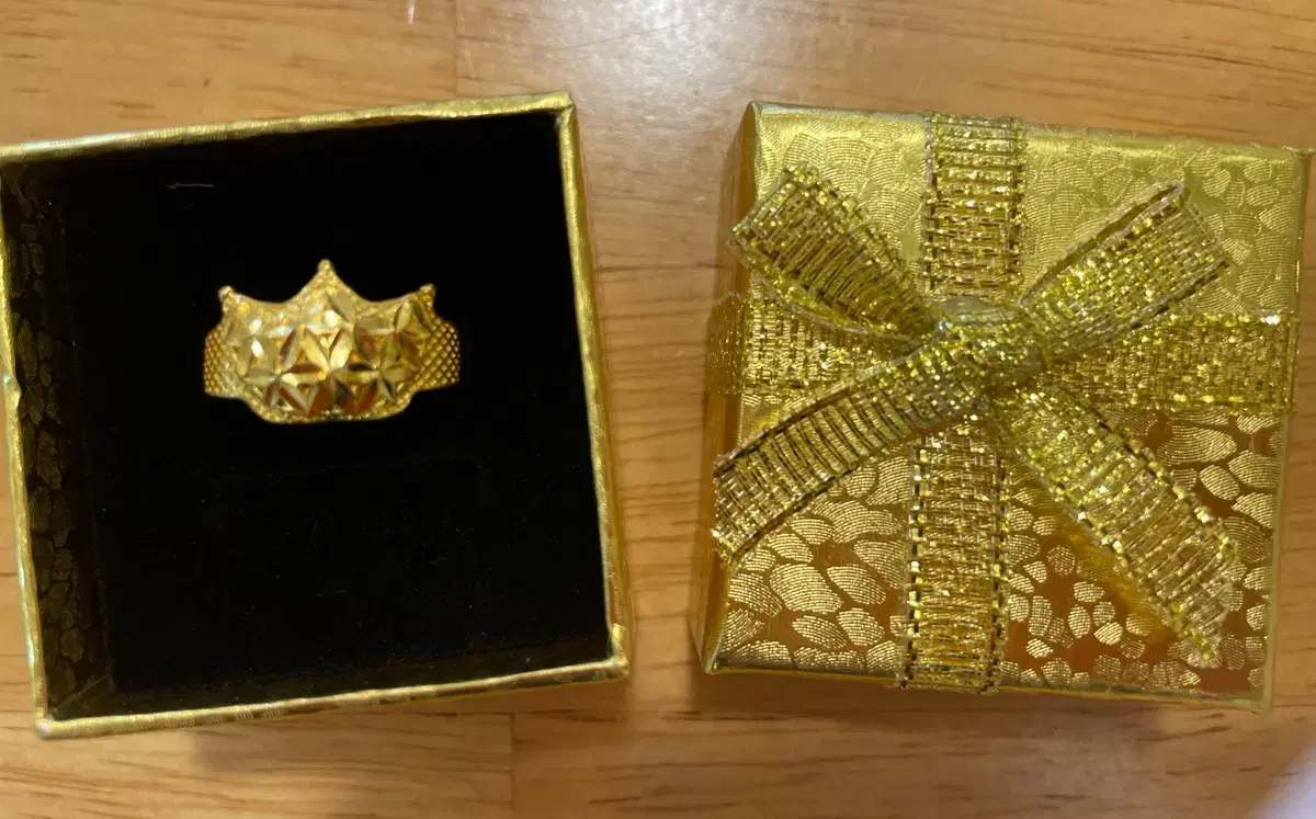 Two pure gold stone rings of han