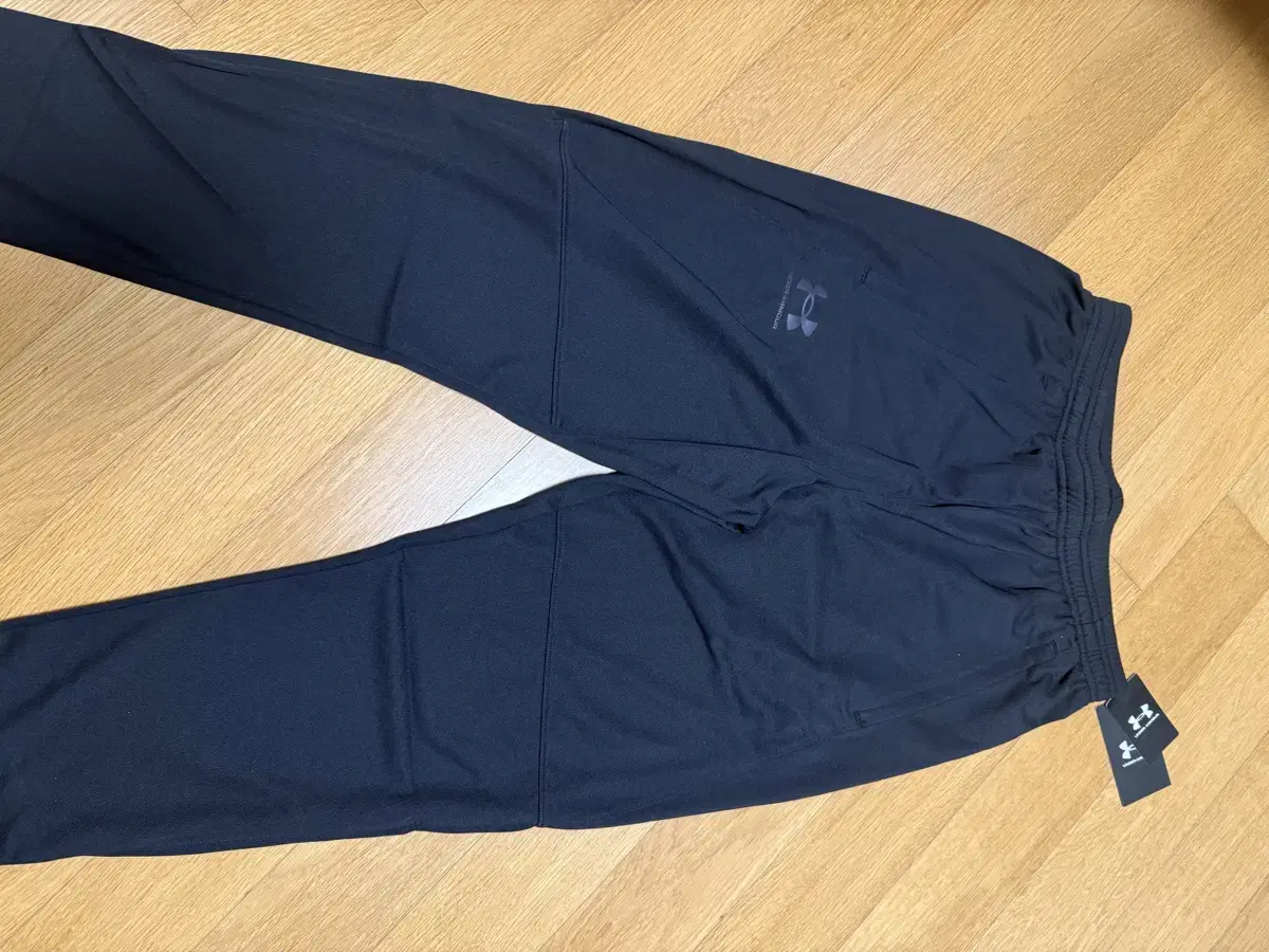 Under Armour Training Bottoms / Large (New)