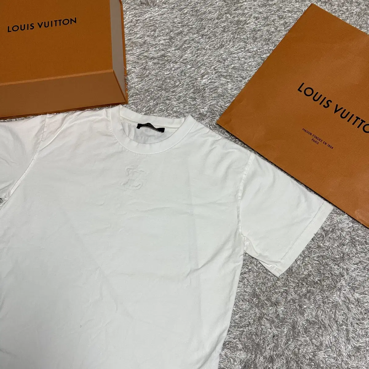 [rio] Louis Vuitton Embossed LV Logo Short Sleeve