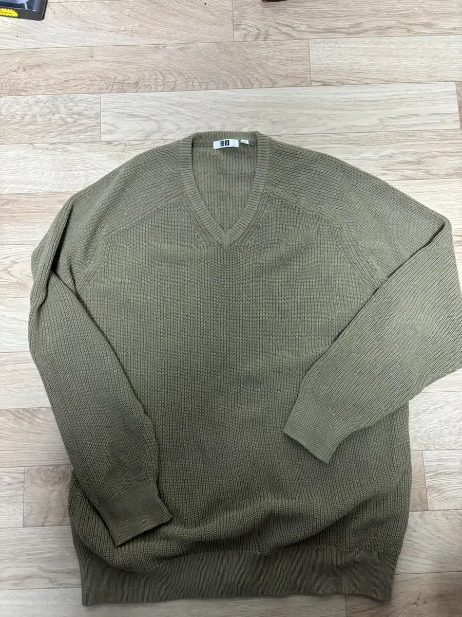 Uniqlo U V-neck XXL