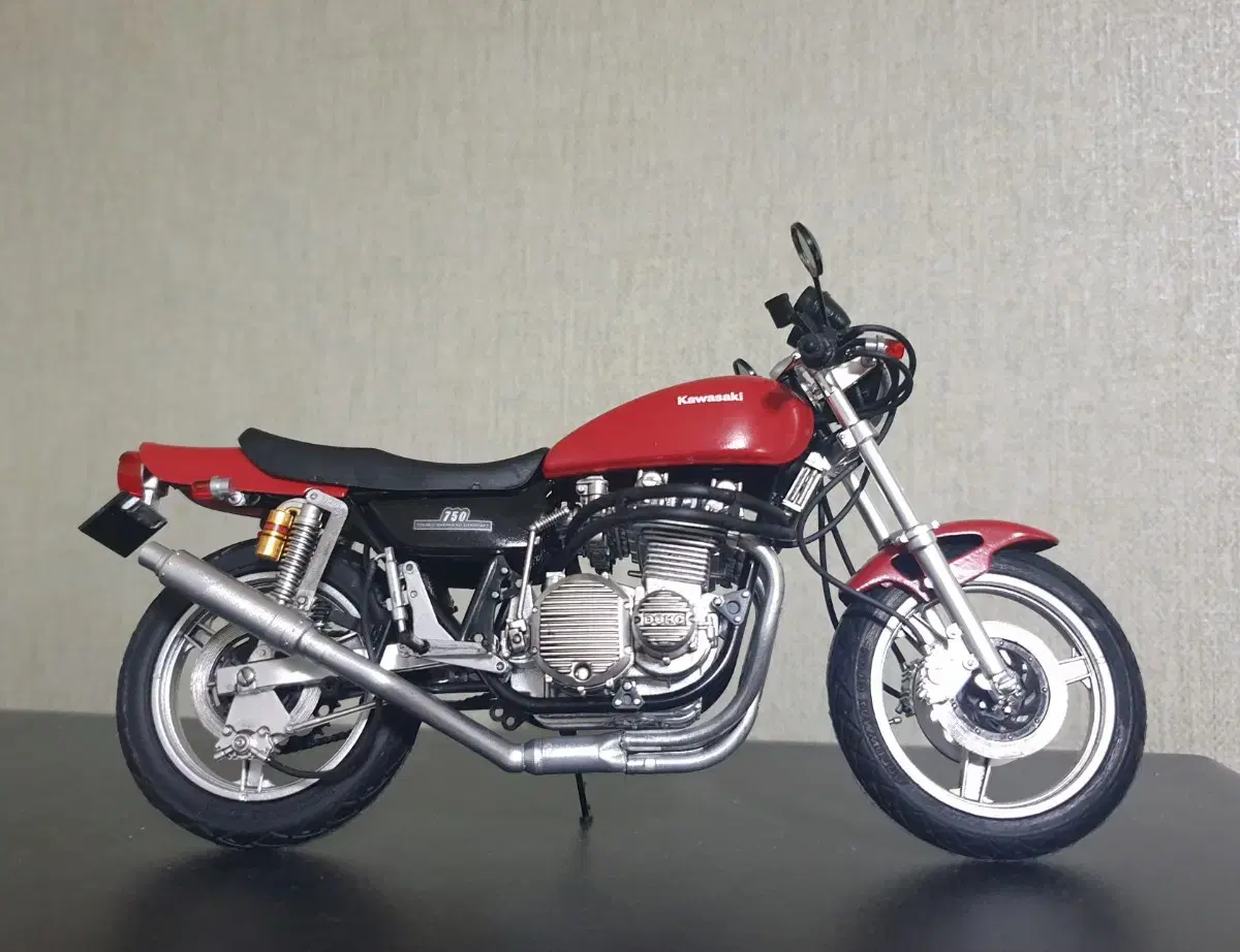 Kawasaki Z2 750RS 1973 Custom 1:12 Model Bike