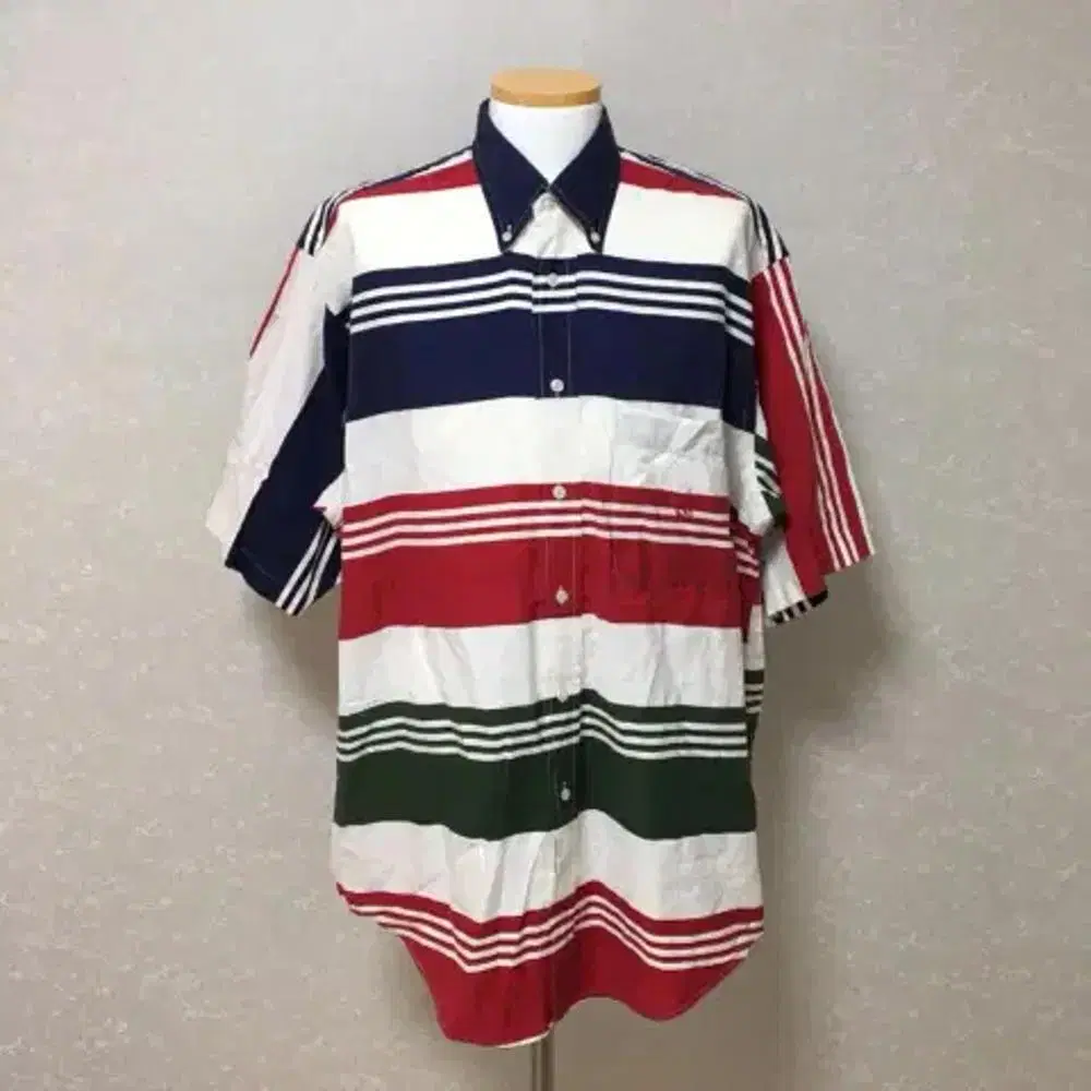 L Nautica Short Sleeve Shirt. Nautica (c14)