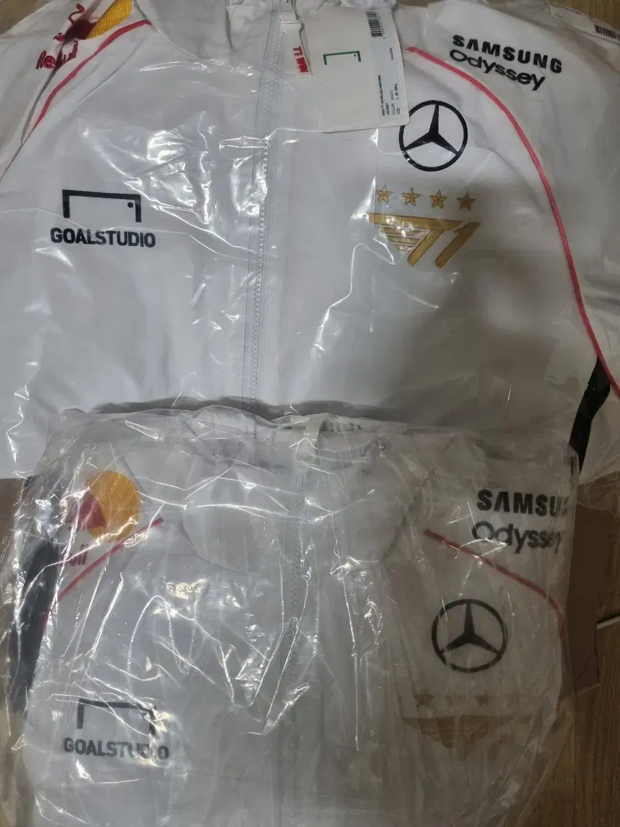 [Unsealed] 2 x T1 Worlds Jacket Jerseys L each