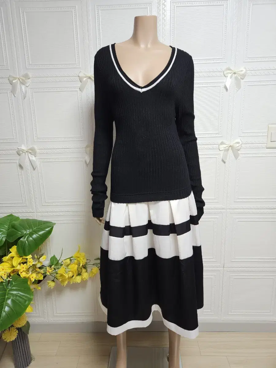 slim-fit knit skirt layered onepiece