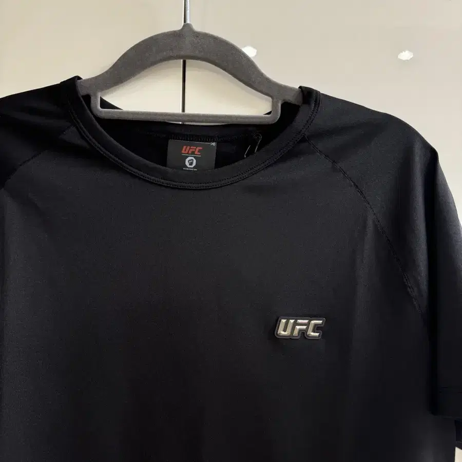 [새상품] UFC 머슬핏 반팔티셔츠 헬스티셔츠 운동티셔츠 L