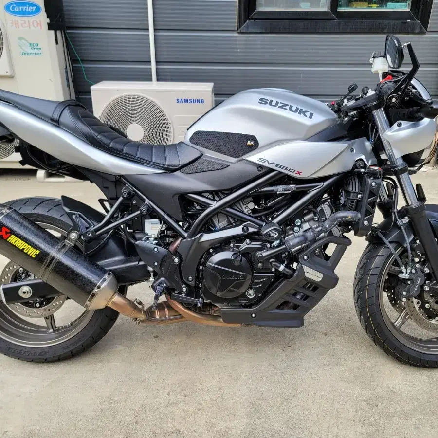 24년식 스즈키 SV650X 실버 아크라포빅 판매