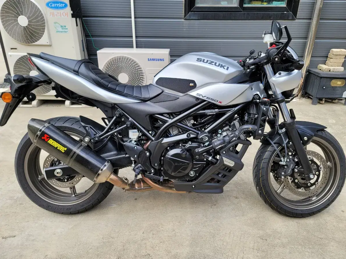 24년식 스즈키 SV650X 실버 아크라포빅 판매