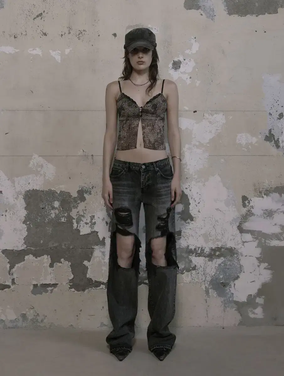 보헤미안서울 DISTRESSED DEEP GRAY JEANS (S)