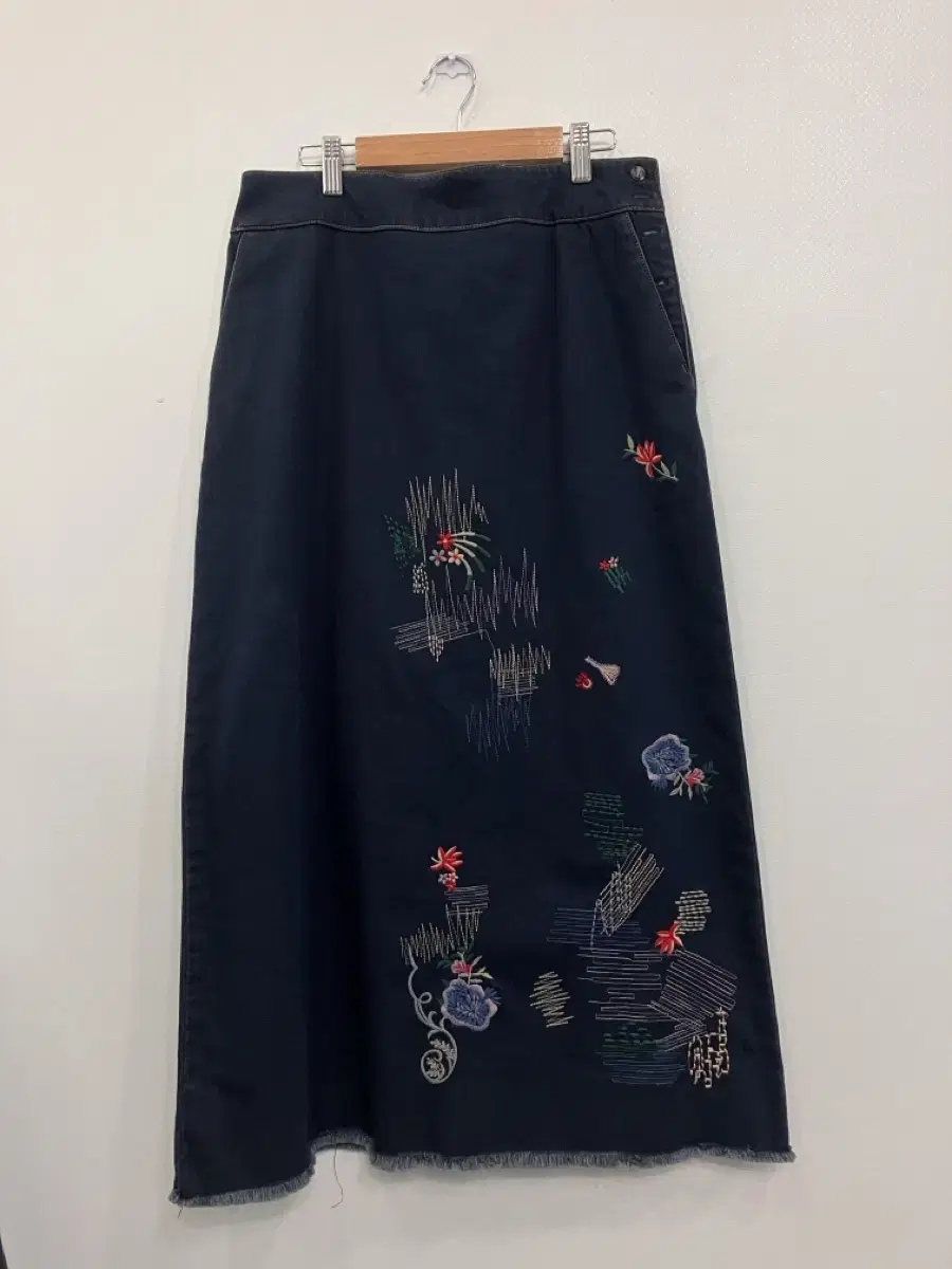 Gaeul Winter Embroidered Banded Skirt