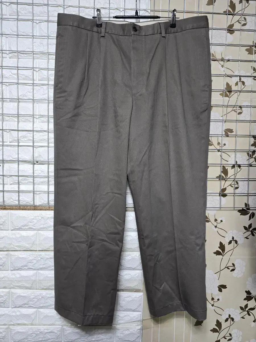 (42) Brooks Brothers Chino Thompson Pants