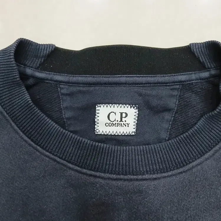 CP COMPANY 네이비 M사이즈 팔구멍디테일 맨투맨티셔츠 중고