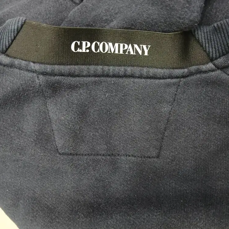 CP COMPANY 네이비 M사이즈 팔구멍디테일 맨투맨티셔츠 중고