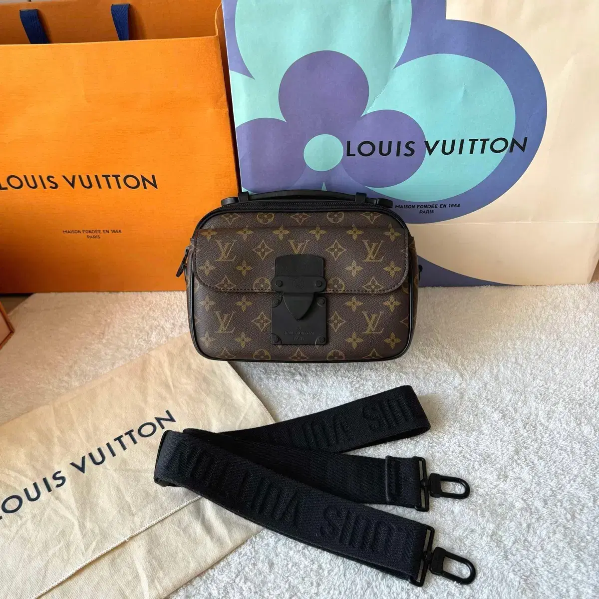 Louis vuitton s lock Messenger