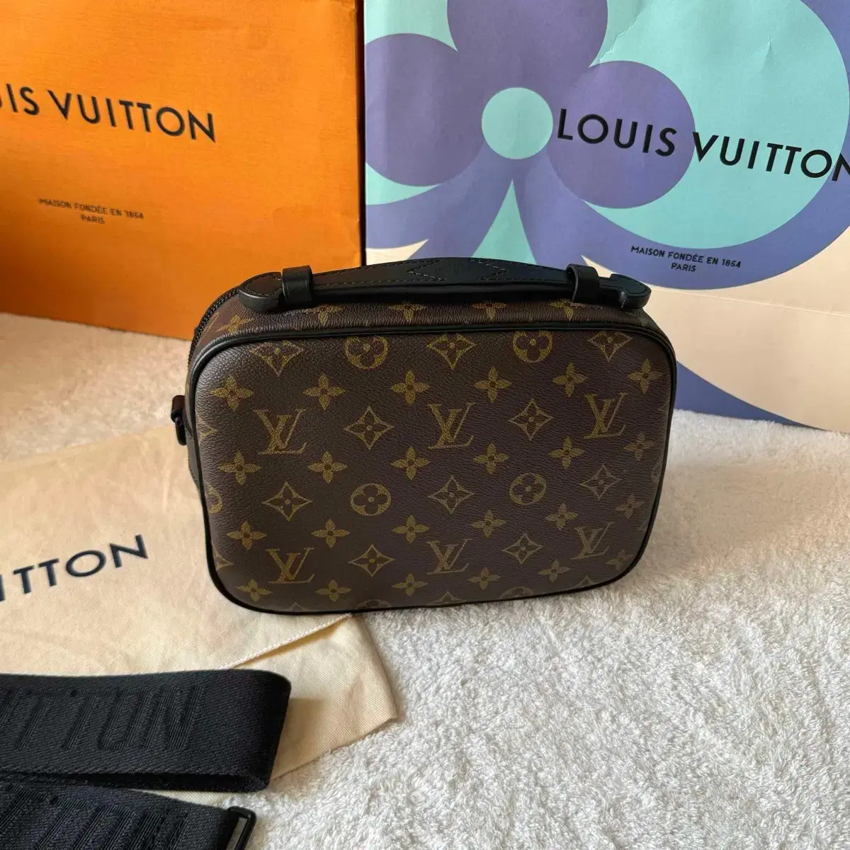 Louis vuitton s lock Messenger